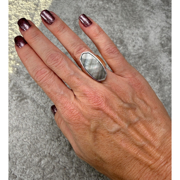 Kendra Scott Kit Black Mother of Pearl Rhodium Plated Cocktail Ring Size 7 - Picture 3 of 4